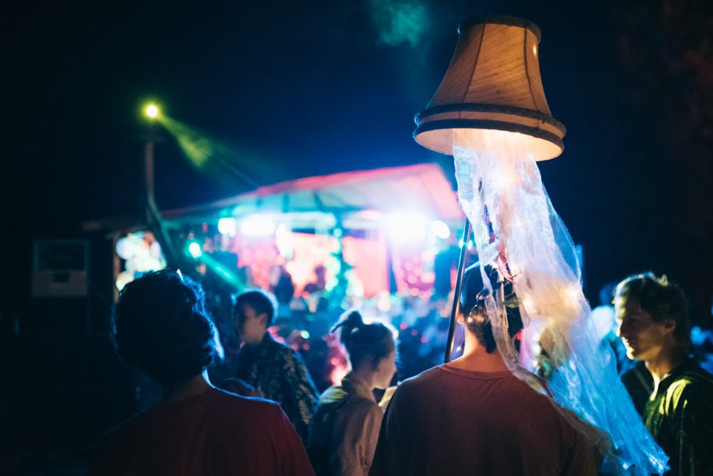 Festival stab vor der Schnekno Bühne auf dem Organic Beats Festival 2019. 