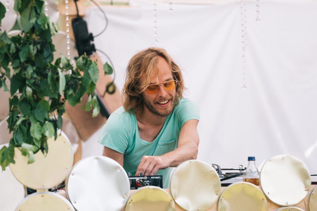 Tom auf der Lumaca Bühne auf dem Organic Beats Festival 2019. Max Heise