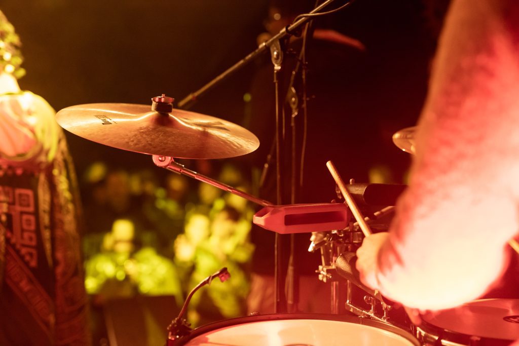 Schlagzeug auf der Live Bühne während des Organic Beats Festivals 2022. Foto von Paul Datsche aka Martin Laube.