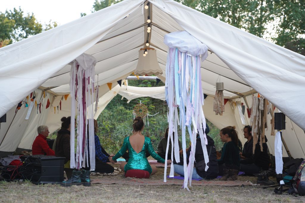 Auf dem Organic Beats Festival fanden viele Workshops im Zelt statt. Foto von Tim Oppermann.